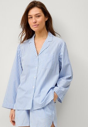 Gestreept blauw pyjama-set met lange mouwen, een knoopsluiting, een borstzak en bijpassende korte broek. Licht, ademend materiaal met een ontspannen pasvorm.
