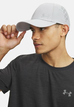 Graue Sportkappe mit gebogenem Schirm, seitlichen Netzpaneelen zur Belüftung und einem gestickten Logo vorne; kombiniert mit einem dunkelgrauen Hemd.