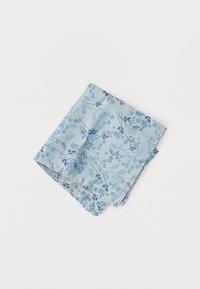 Φυσέκι τσέπης από ανοιχτό γαλάζιο μετάξι με λεπτά σκούρα μπλε λουλουδένια και φυλλώδη μοτίβα, τακτοποιημένα διπλωμένο πάνω σε λευκό φόντο.