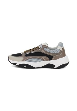 Zapatillas con un diseño robusto que presenta una mezcla de colores marrón, negro, gris y blanco. Texturas de malla y cuero; punta redonda, suela gruesa.