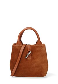 Borsa a tracolla in suede marrone con un design strutturato, caratterizzata da due manici superiori, una tracolla removibile e una chiusura con zip in tonalità argento.