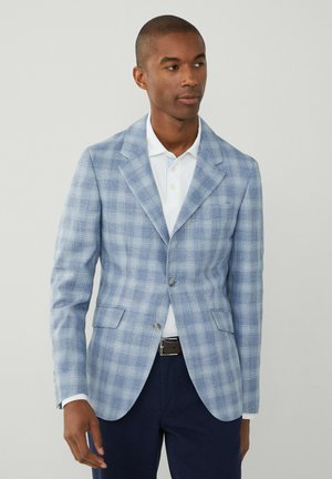 Blazer de cuadros azul claro hecho de tela texturizada, con solapa muesca, dos bolsillos frontales y cierre de un solo botón.