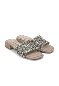 Beige faux suede sandalen met twee brede banden, versierd met zilveren rhinestones. Heeft een kleine blokhak en een vierkante neusdesign.