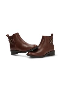 Botas de tobillo de cuero marrón con una textura suave, punta afilada, tacón bajo y ancho, y acentos de hardware dorado en los lados.
