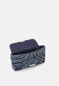 Clutch in denim con un motivo astratto blu e grigio, forma rettangolare, chiusura con velcro in metallo e interno foderato.
