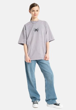 - Jeansy Relaxed Fit