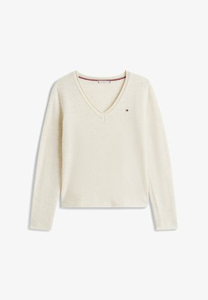 Suéter de manga larga de color crema con escote en V, detalles acanalados en los hombros y pequeño logo de Tommy Hilfiger en el lado izquierdo del pecho.