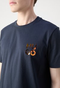 HUGO DIRIDUMTI - Navadna majica - dark blue