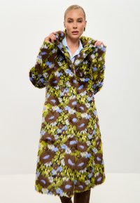 Palton din blană sintetică cu un model floral în nuanțe de verde, maro, albastru și alb. Dispune de un guler mare și o croială lejeră. Textură moale și culori vibrante.