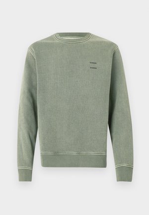 Lichtgroene sweatshirt met ronde hals en ribgebreide boorden en zoom, met kleine zwarte "SAMSOE" tekst die twee keer op de linkerborst is gedrukt.