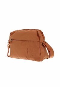 Borsa a tracolla in tessuto marrone con texture, dotata di un vano principale con zip, tracolla regolabile e tasca esterna con tirante in metallo.