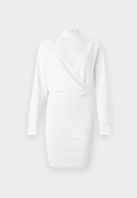 Weißes, geripptes Strickkleid mit langen Ärmeln, Stehkragen und Wickel-V-Ausschnitt, figurbetonte Silhouette, auf einfachem Hintergrund dargestellt.