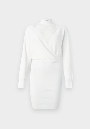 Vestito bianco in maglia a coste con maniche lunghe, collo alto aderente e corpetto a scollo a V stile incrociato, silhouette aderente, mostrato su uno sfondo semplice.