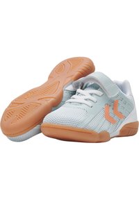 Baskets de sport bleu clair en matériau mesh, semelle en caoutchouc, accents blancs et détail de logo orange. Sangle ajustable et fermeture à lacets.