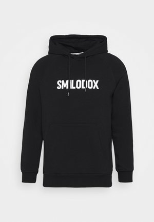 Sweat à capuche noir avec poche kangourou à l'avant et texte blanc en gras "SMILOLIOX" sur la poitrine, avec capuche à cordon et poignets côtelés.