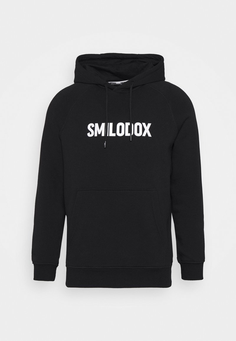 Sweat à capuche noir avec poche kangourou à l'avant et texte blanc en gras "SMILOLIOX" sur la poitrine, avec capuche à cordon et poignets côtelés.