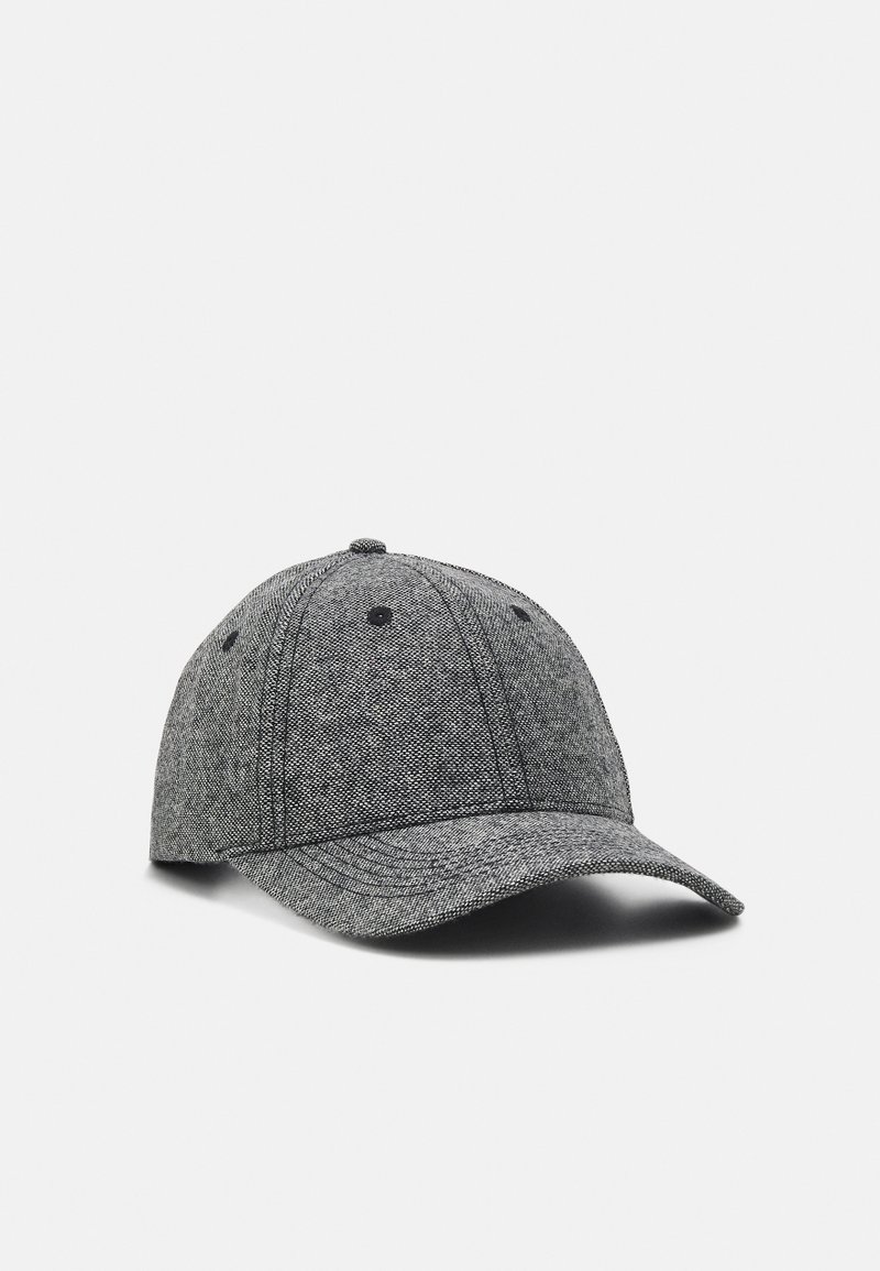 Casquette de baseball en tissu gris avec une visière courbée et des œillets de ventilation, présentée sur un fond blanc uni.
