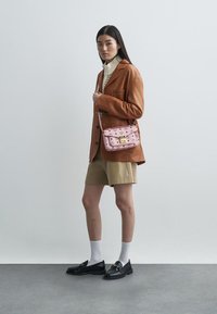 MCM TRACY CROSSBODY - Mala a tiracolo - soft pink