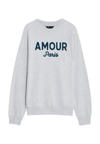 Grijze sweater met lange mouwen. Kenmerkt "AMOUR" in donkerblauw en "Paris" in lichterblauw schrift. Zacht katoenmateriaal, ronde hals.