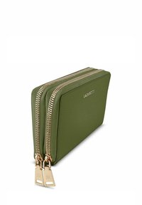 Portefeuille en cuir vert avec deux compartiments, zips dorés et finition texturée. Présente un logo embossé subtil sur le devant.