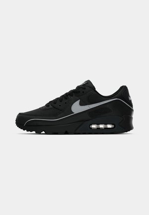 Sneakers Nike Air Max 90 neri con accentuazioni grigie. Presentano un tessuto testurizzato, un collare imbottito e un'ammortizzazione ad aria visibile nella suola.