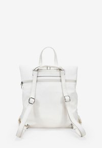 Mochila blanca hecha de material duradero con correas ajustables, asa superior y un bolsillo frontal con cremallera que presenta herrajes plateados.