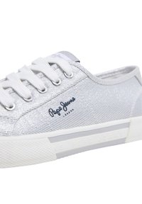 Sömlös silverfärgad canvas-sneaker med texturerad överdel, vita snören, logodetalj och en vit gummisula med ett texturerat mönster.