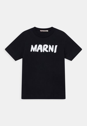 Camiseta negra de manga corta con cuello redondo y texto blanco en negrita "MARNI" centrado en el pecho sobre un fondo liso.