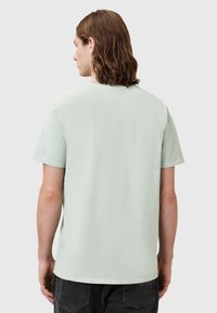 T-shirt a maniche corte verde menta realizzato in cotone morbido, con un classico scollo tondo e una vestibilità dritta. Senza motivi o decorazioni visibili.