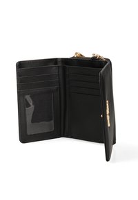 Portafoglio in pelle nera che si apre per rivelare numerosi scomparti per carte, una finestra trasparente per l'ID e dettagli in metallo dorato per la chiusura. Texture liscia e design elegante.