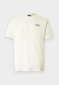 Gaiši bēša īsroku kokvilnas T-krekls. Uz krūtīm neliels melns EA7 logotips. Klasisks apaļš kakla izgriezums.