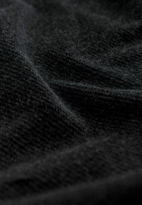 Sort stof med en blød, struktureret overflade, der har fine fibre og en subtil glans, hvilket skaber et glat og draperende udseende.