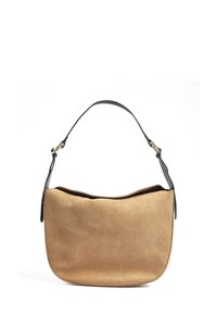 Borsa a tracolla in suede marrone con una texture liscia, forma curva morbida, tracolla in pelle nera e design minimalista. Nessun hardware visibile.