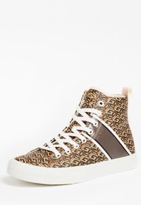 Baskets montantes avec un motif géométrique marron, des lacets blancs et des accents en cuir sur les côtés. Semelle en caoutchouc blanche et détail de logo contrastant.