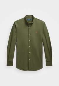 Olijfgroene longsleeve van katoen; voorzien van een button-down kraag, knopen aan de voorkant en een klein rood logo op de borst.