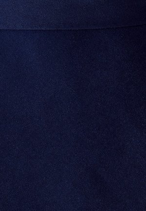 Jūras zila auduma ar gludu tekstūru, kas izceļas ar vienkāršu, vienkrāsainu dizainu bez redzamām rakstu vai akcentu pazīmēm. Piemērots dažādiem pielietojumiem.