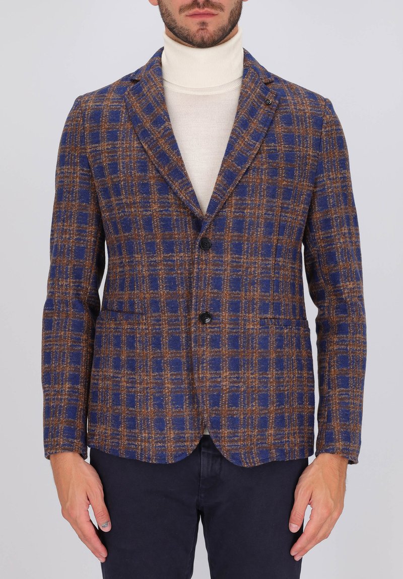 Blazer in tweed a quadri blu e marrone, con rever a punta, due bottoni e tasche aperte. Tessuto morbido, vestibilità sartoriale.