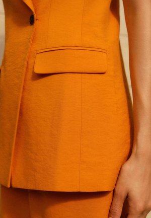 SLEEVELESS TAILORED - REGULAR FIT - Strukirani kaput - orange