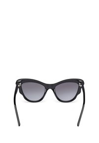 Gafas de sol de estilo gato con montura negra brillante, lentes gris degradado y patillas elegantes y curvadas. Con acento metálico cerca de la bisagra.