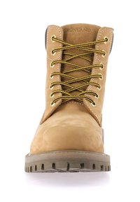 Stivaletto in suede marrone chiaro con lacci gialli, occhielli in metallo e suola in gomma resistente. Presenta una punta arrotondata e un colletto imbottito per il comfort.