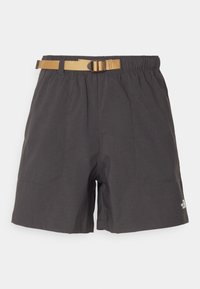 Svarta shorts i lättviktsmaterial, elastisk midja och ett kontrasterande guld-bälte. Har två sidofickor och minimal varumärkestryck.