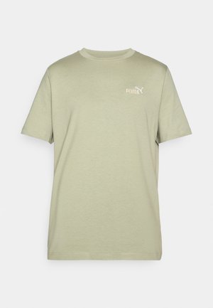 Olive zelena majica s kratkimi rokavi in okroglem ovratu. Ima majhen bel Puma logotip na prsih. Narejena je iz mehkega in lahkega materiala.