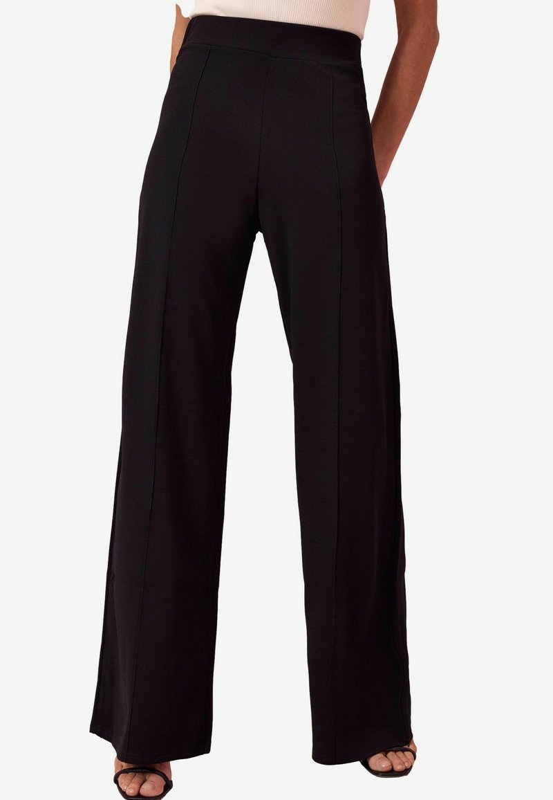 Pantaloni negri cu picioare largi, cu un design cu talie înaltă, confecționați dintr-un material moale, cu cusături vizibile și o textură netedă.