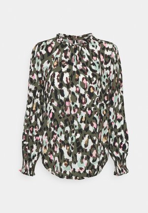 Bluzka z długim rękawem z abstrakcyjnym nadrukiem lampartowym w kolorach zielonym, różowym, białym i czarnym, z wysokim kołnierzem i marszczonymi mankietami.