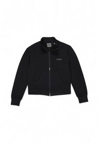 Giacca nera con zip, colletto alto, due tasche anteriori, polsini a costine e logo "GUESS" bianco sul lato sinistro del petto. Texture liscia.