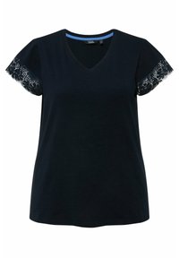 Camiseta de algodón azul marino con cuello en V y mangas cortas, que presenta un borde de encaje en los extremos de las mangas. Tejido suave, corte relajado y diseño sencillo.
