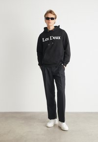 Les Deux CHARLES HOODIE - Jersey con capucha - black/white