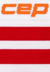 Calzino sportivo a strisce rosse e bianche con logo "cep" arancione. La texture è a maglia con dettagli di cucitura visibili.