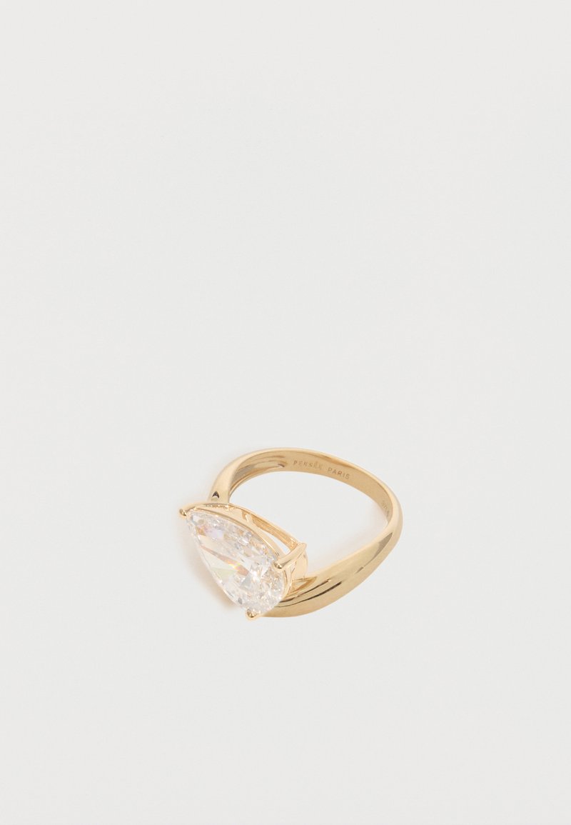 Aranygyűrű nagy, körte alakú, áttetsző drágakővel, amelyet háromkapcsos foglalat tart egy sima, polírozott gyűrűsávon.