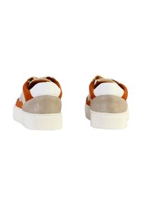 Sneakers con suola in gomma bianca, con un retro in suede color ocra, dettagli arancioni e una linguetta in pelle bianca. Texture morbida e design semplice.